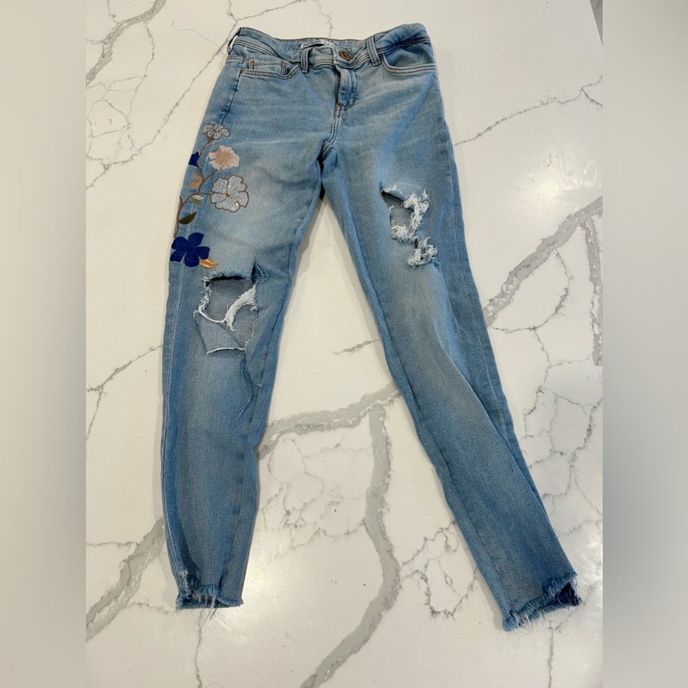 BEAUTIFUL EMBROIDERED ZARA JEANS, Size 2